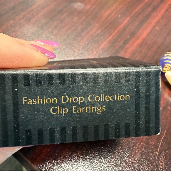 Avon Fashion Drop Collection Gold and Blue Drop clip  Earrings NIB vintage 1993 - Picture 4 of 6